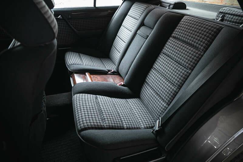 Image 18/43 of Mercedes-Benz 300 CE 3.2 AMG (1990)