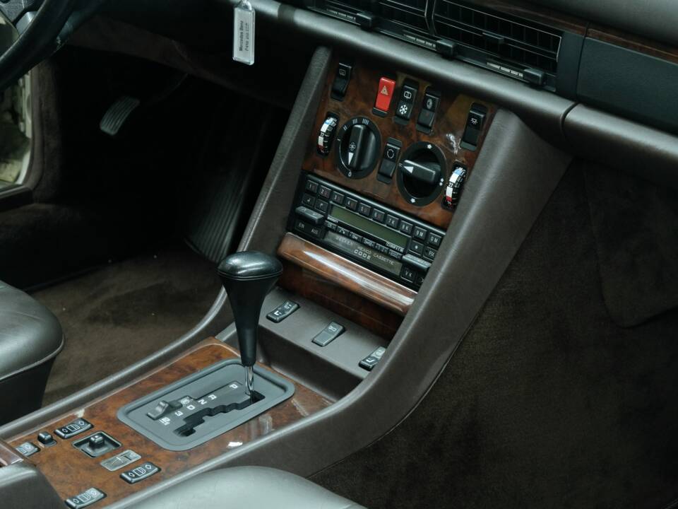 Image 31/50 of Mercedes-Benz 420 SEC (1989)