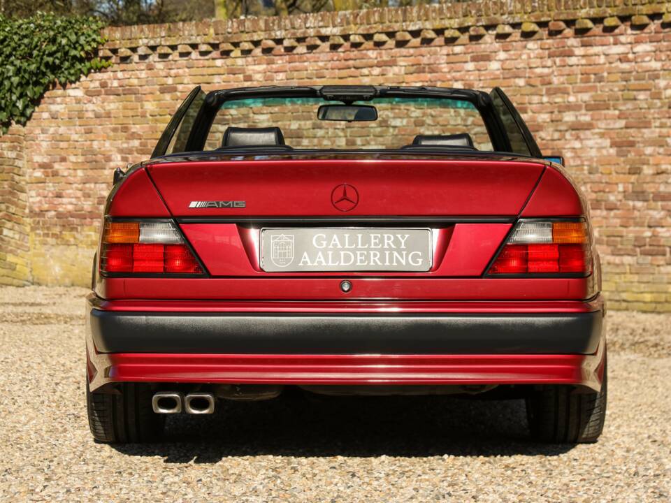 Immagine 6/50 di Mercedes-Benz 300 CE-24 3.4 AMG (1993)