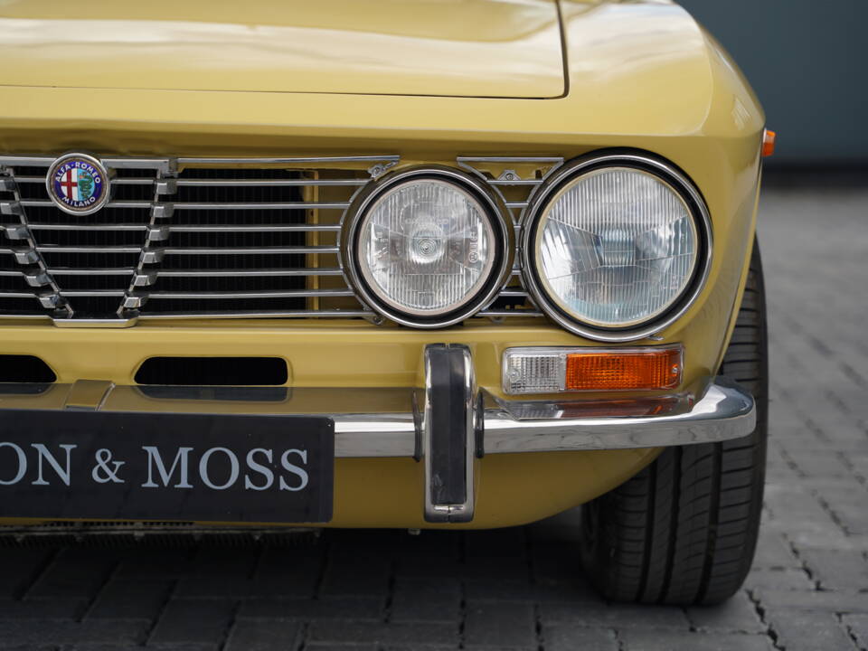 Bild 28/50 von Alfa Romeo 2000 GT Veloce (1975)