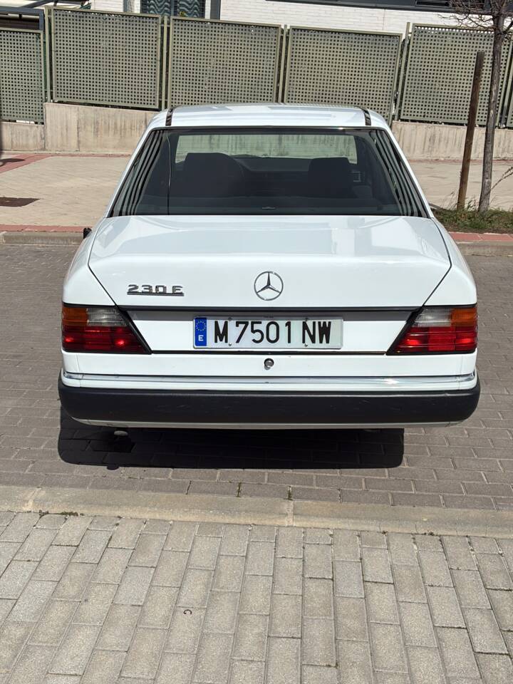 Immagine 3/33 di Mercedes-Benz 230 E (1992)