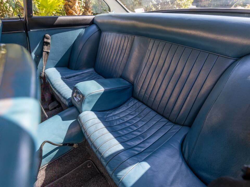 Imagen 5/47 de Ferrari 330 GT 2+2 (1964)