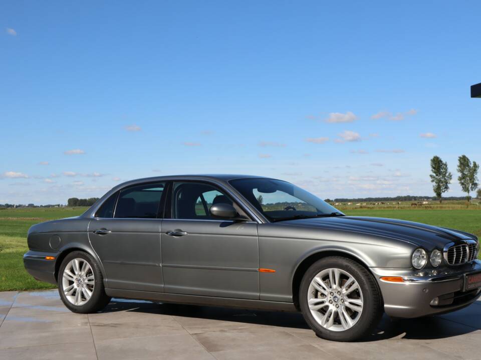 Image 30/50 of Jaguar XJ 8 4.2 (2004)