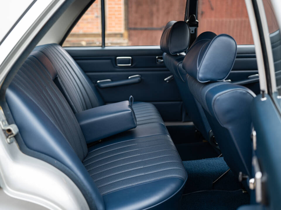 Image 36/63 of Mercedes-Benz 230&#x2F;6 (1974)