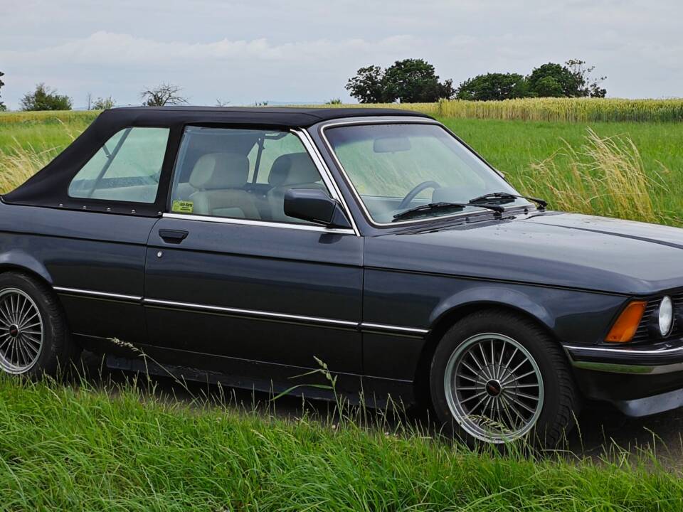 Image 4/21 de BMW 323i (1982)