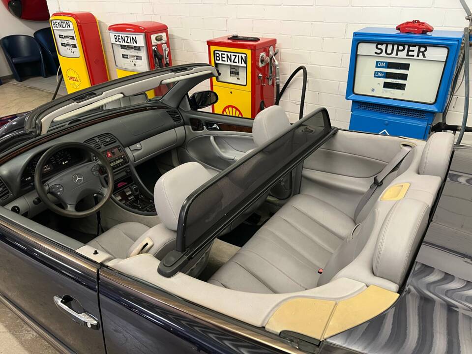 Bild 16/17 von Mercedes-Benz CLK 320 (2001)
