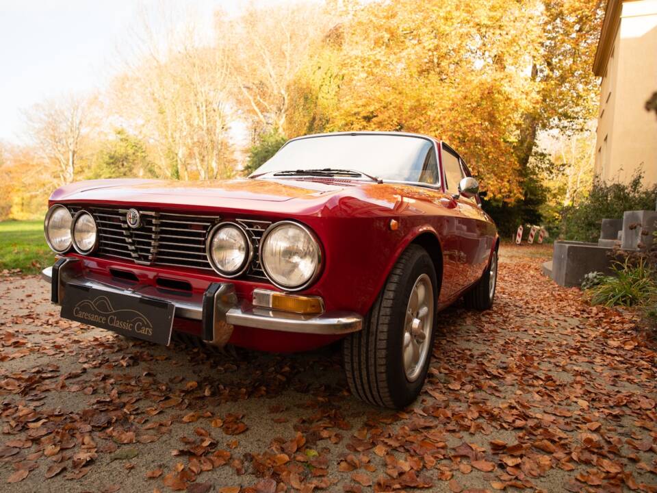Image 13/28 of Alfa Romeo 2000 GT Veloce (1972)