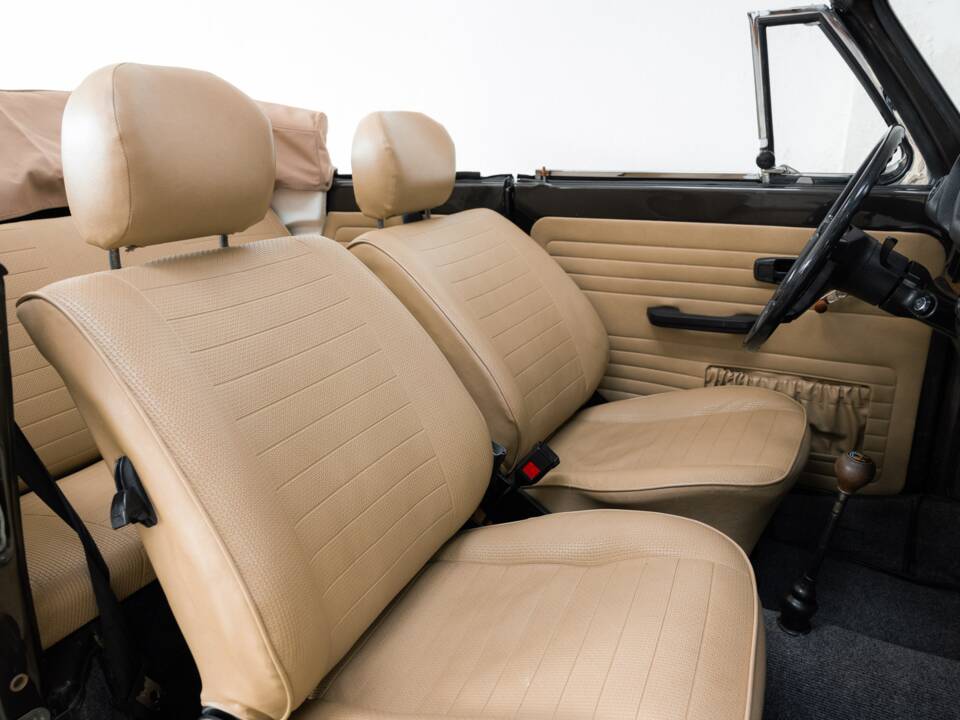 Bild 17/32 von Volkswagen Käfer 1303 LS (1978)