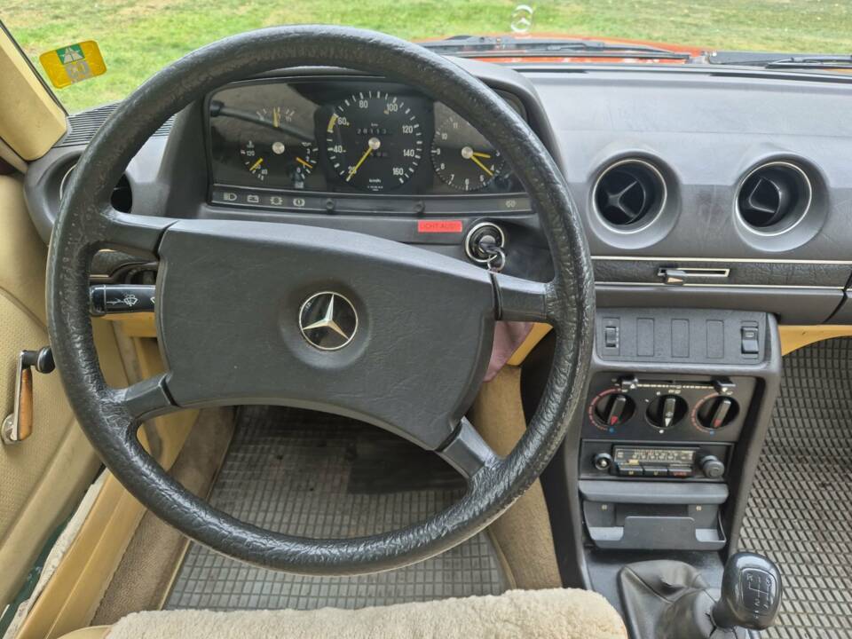 Image 14/41 of Mercedes-Benz 200 D (1981)
