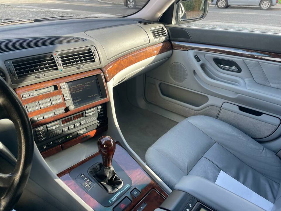 Image 8/12 of BMW 740i (1997)