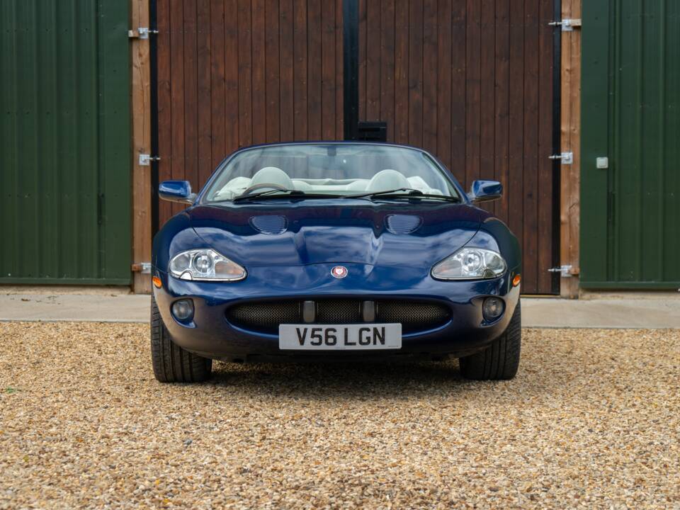 Image 35/50 of Jaguar XKR (2000)
