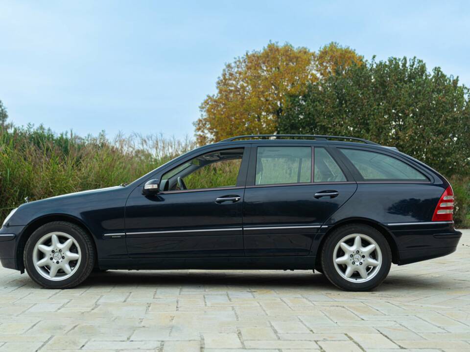 Immagine 5/50 di Mercedes-Benz C 320 T (2001)