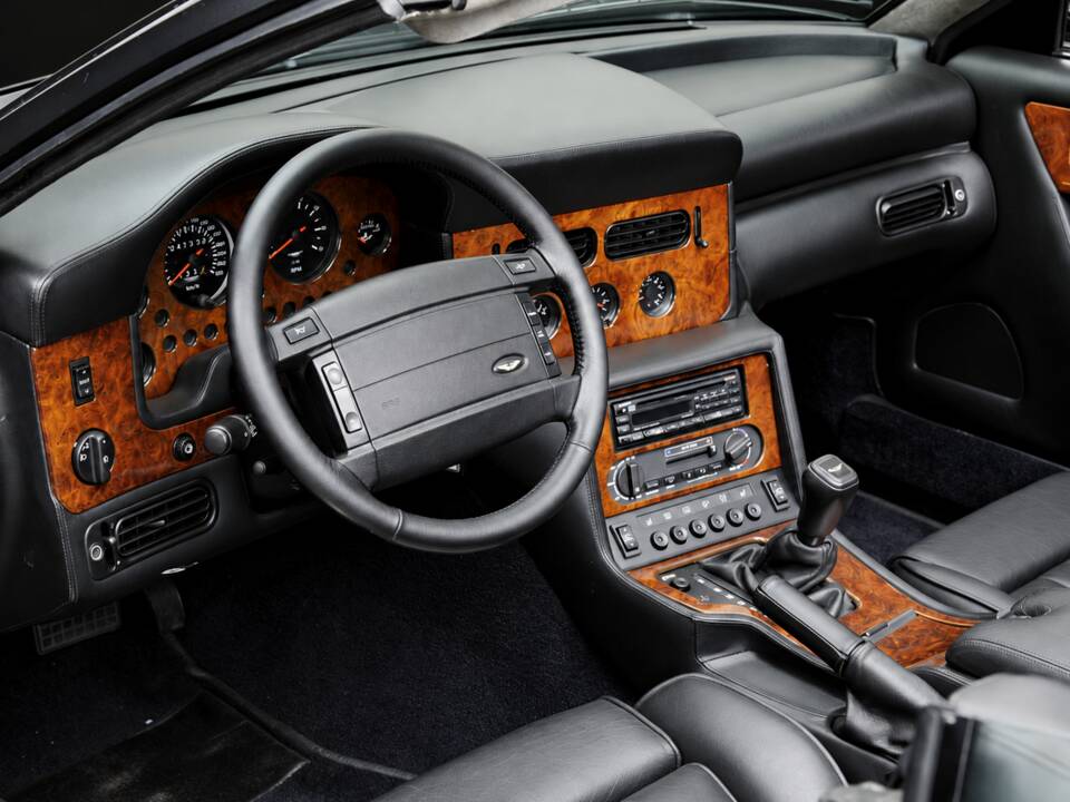 Immagine 10/17 di Aston Martin Virage Volante (1994)