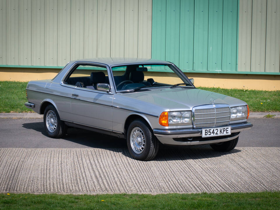 Immagine 1/28 di Mercedes-Benz 230 CE (1984)