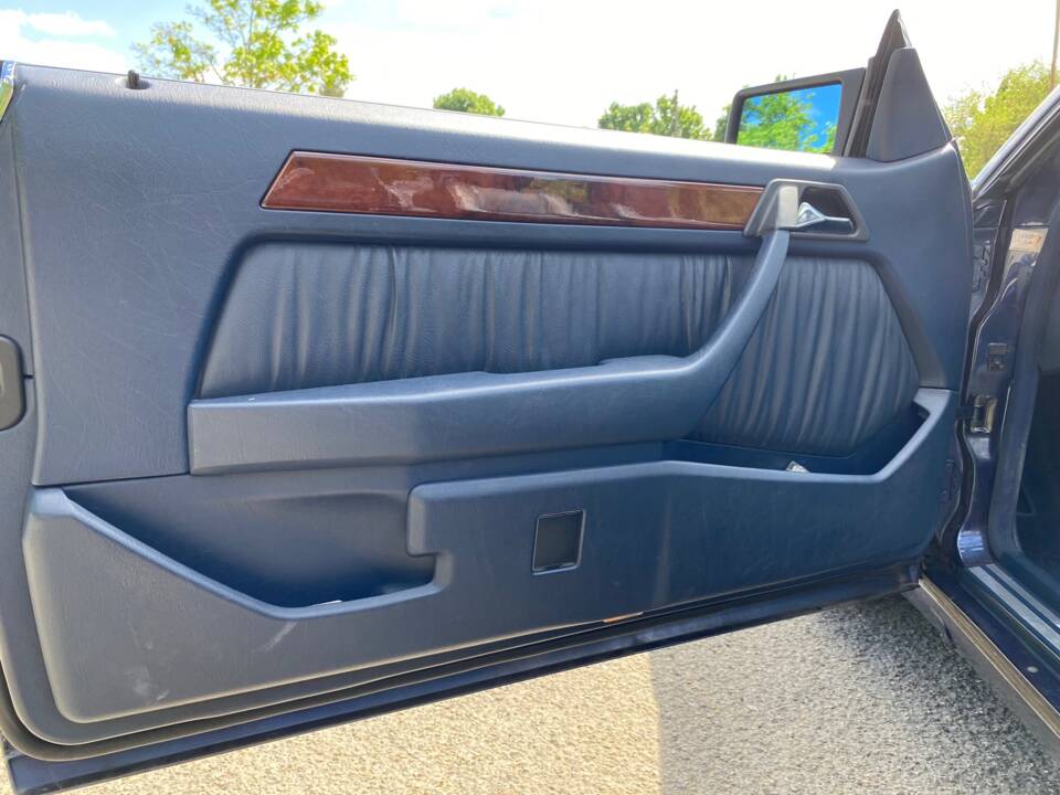 Image 23/31 of Mercedes-Benz E 220 (1994)