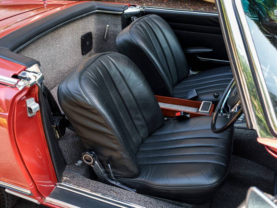 Image 30/33 of Mercedes-Benz 280 SL (1970)