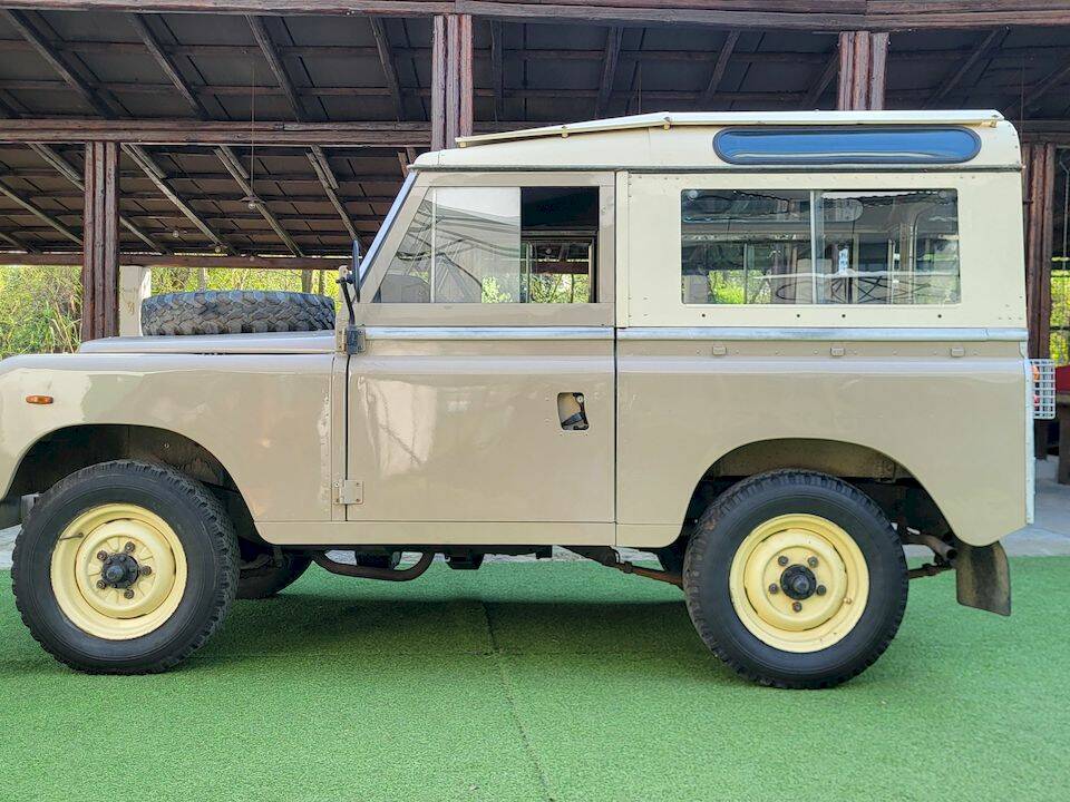 Bild 2/39 von Land Rover 88 (1981)