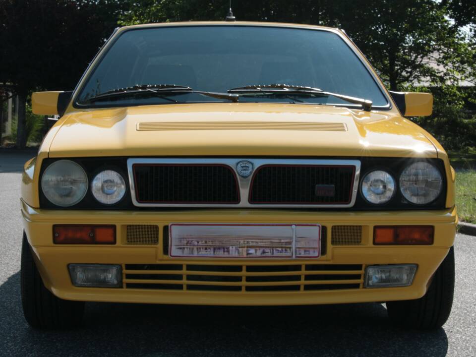 Image 8/84 of Lancia Delta HF Integrale (1991)