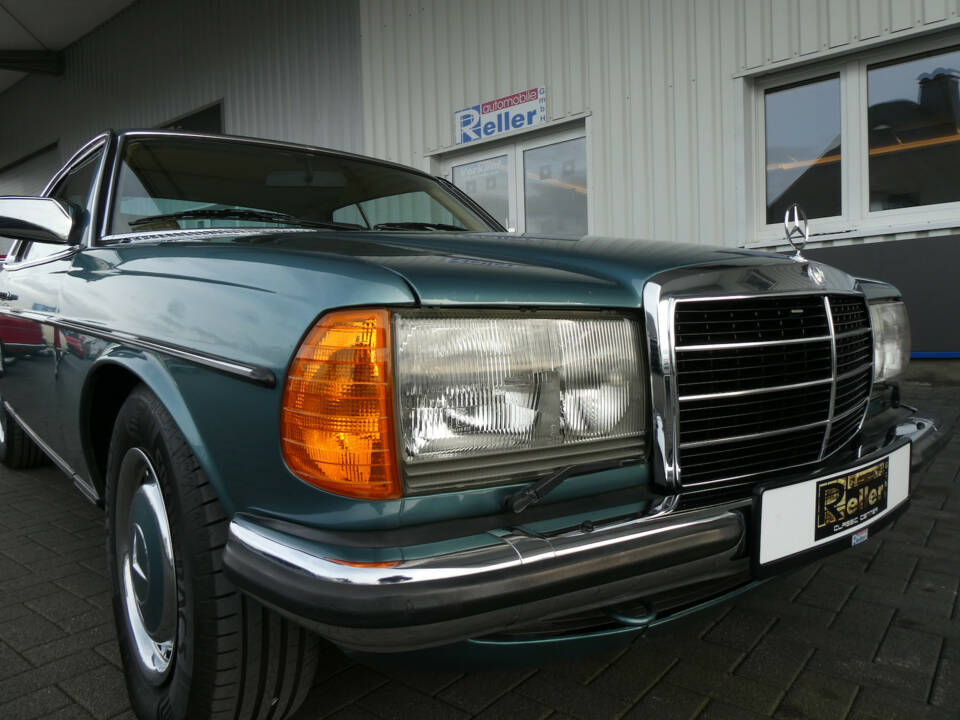 Image 21/24 de Mercedes-Benz 280 CE (1981)