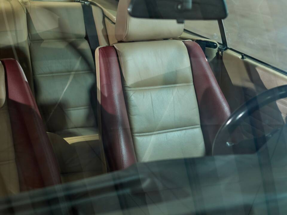 Image 42/45 of BMW 320i (1990)