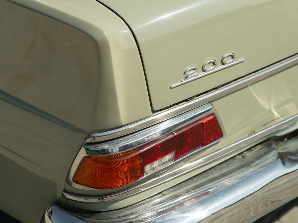 Image 16/50 of Mercedes-Benz 200 (1966)