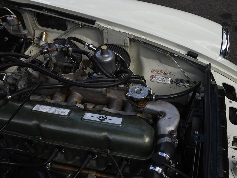 Image 36/36 of MG MGC GT (1969)