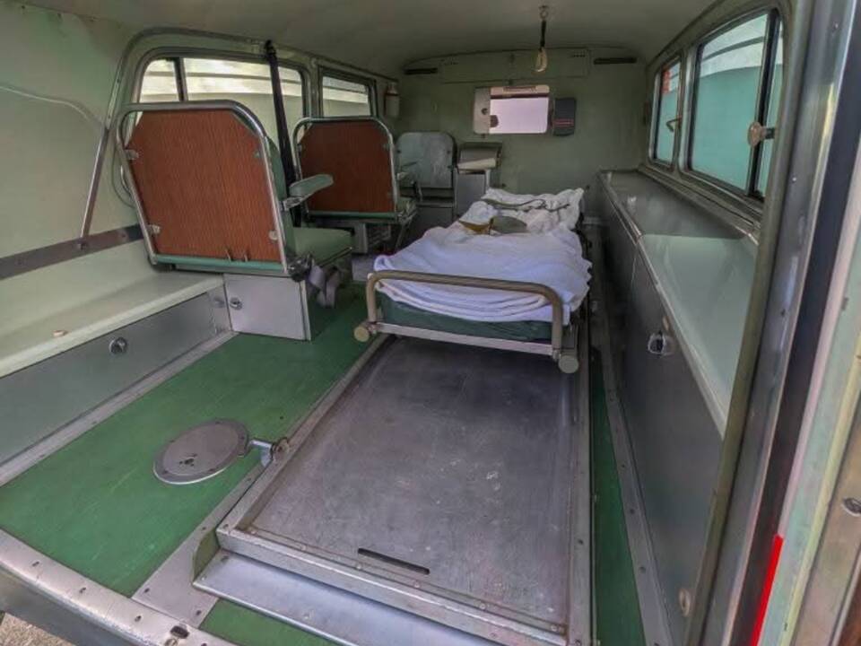 Image 43/51 of Cadillac Ambulance Carrosserie Köng (1964)