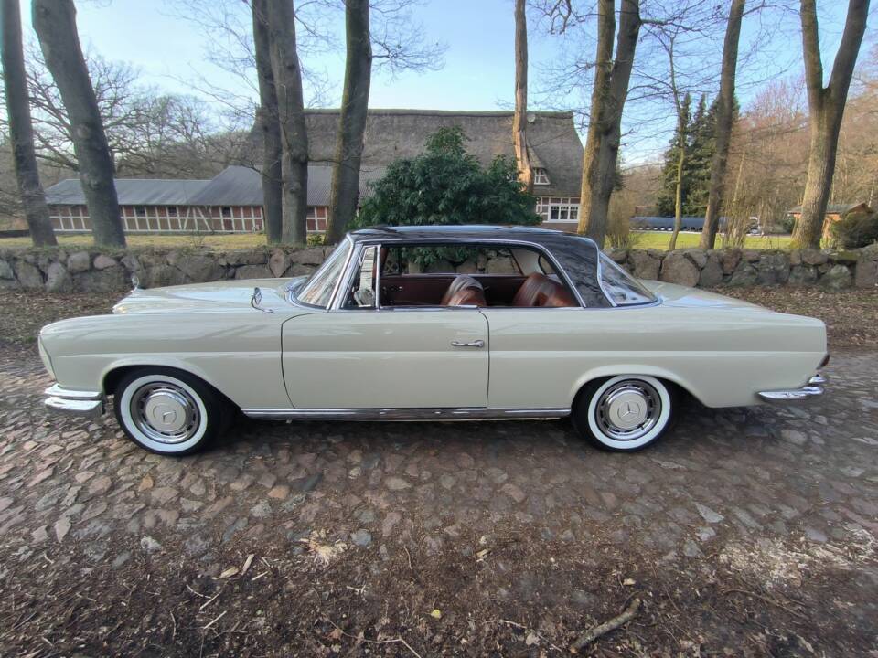 Image 22/54 of Mercedes-Benz 220 SE b (1963)