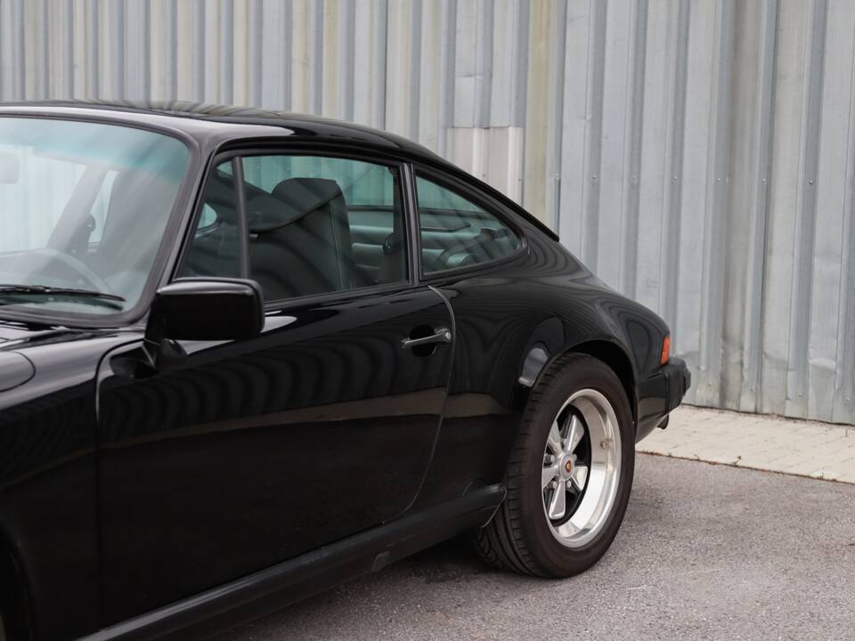 Image 14/108 de Porsche 911 Carrera 3.2 (1989)