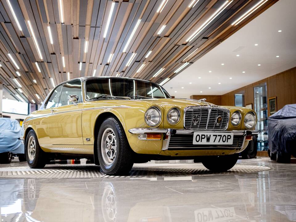 Image 11/50 de Jaguar XJ 6 C 4.2 (1975)