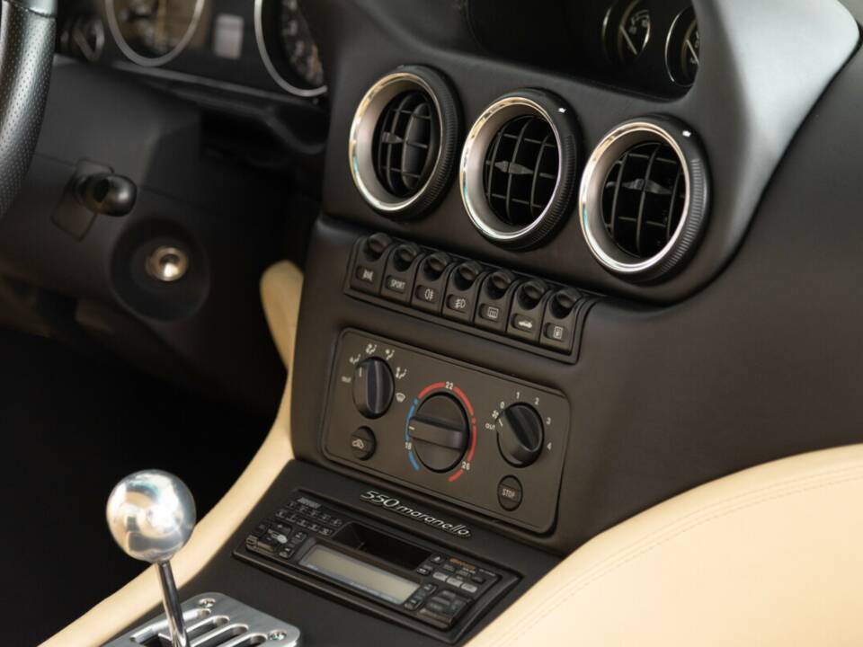 Image 38/47 of Ferrari 550 Maranello (1997)