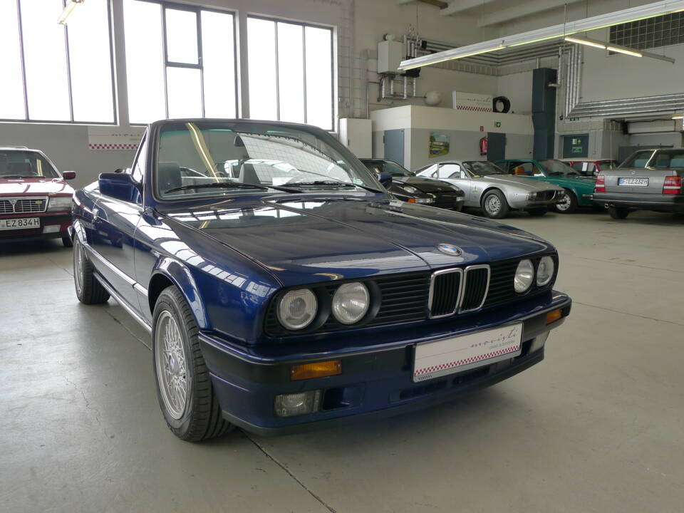 Image 22/37 of BMW 325i (1991)