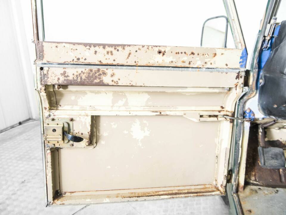 Image 32/50 of Land Rover 109 (1978)