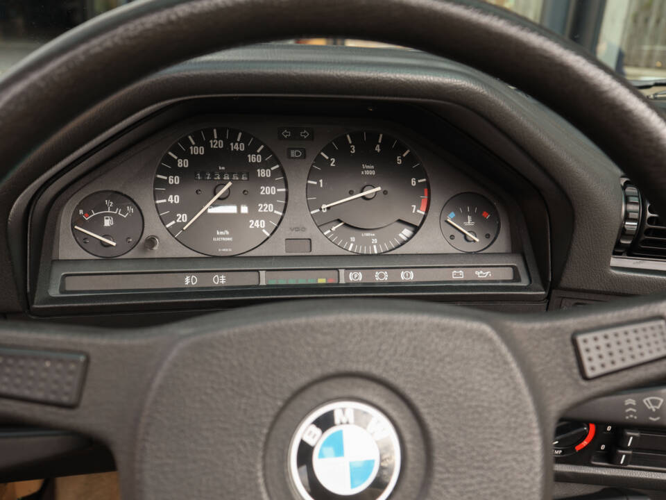 Image 43/81 de BMW 325i (1987)