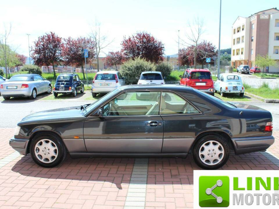 Imagen 8/10 de Mercedes-Benz E 320 (1993)