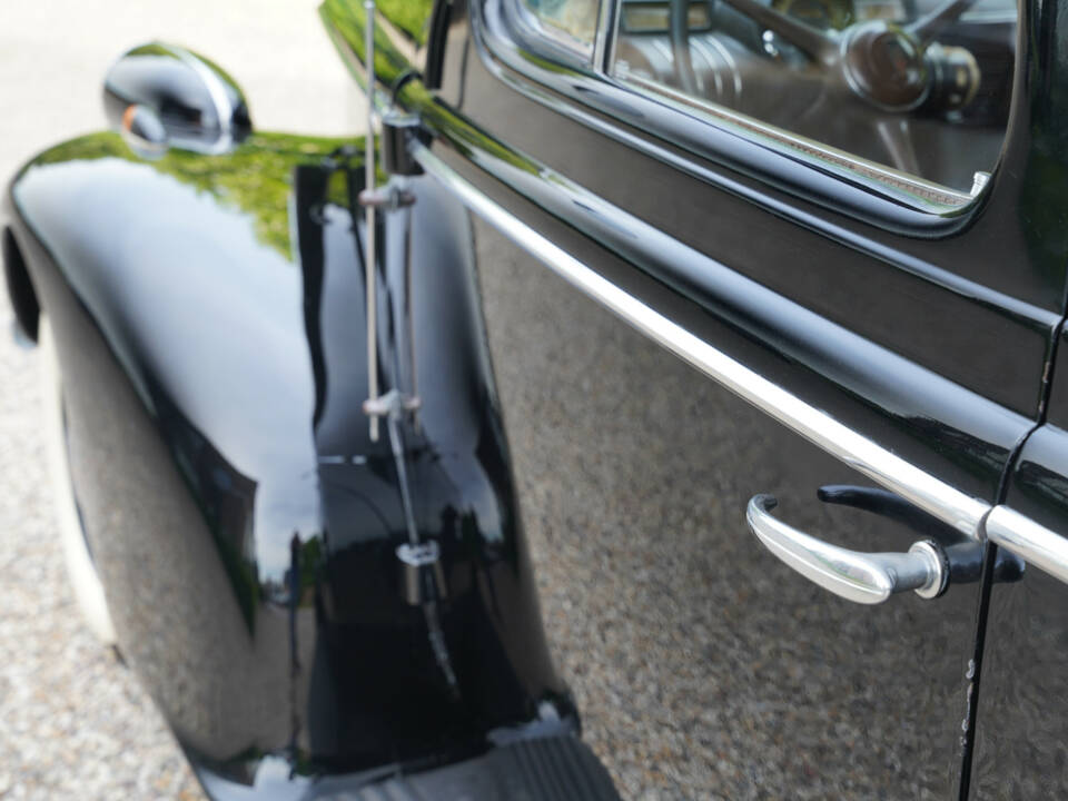 Image 42/50 of Oldsmobile F-Series Business Coupe (1938)