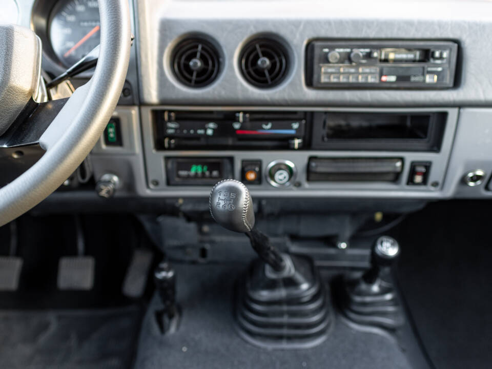 Image 90/100 of Toyota Land Cruiser HJ61 GX (1987)