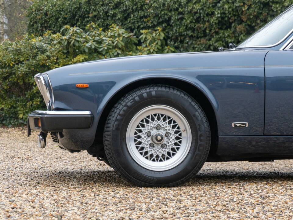 Image 26/50 of Jaguar XJ 12 (1987)