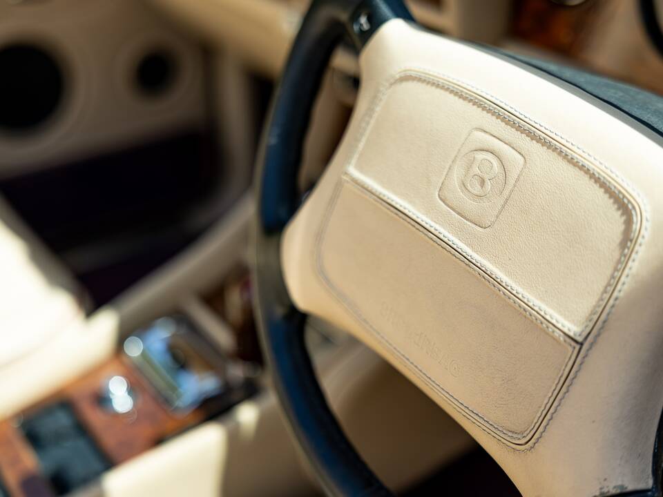 Image 22/46 of Bentley Azure (1997)