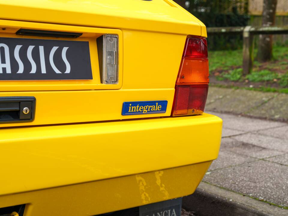 Image 13/27 of Lancia Delta HF Integrale Evoluzione I (1992)