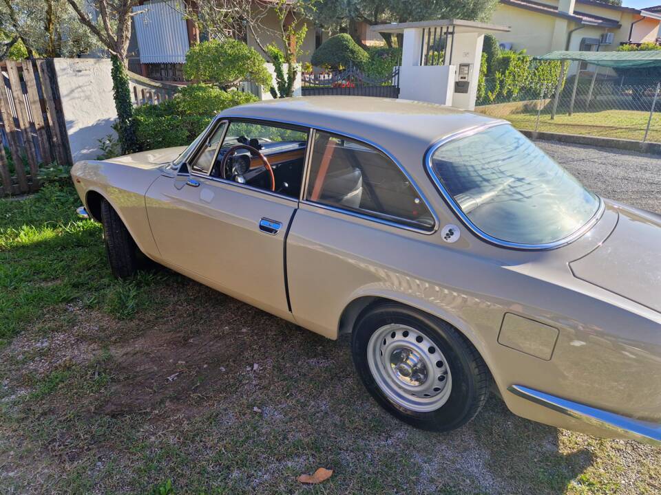 Bild 8/11 von Alfa Romeo Giulia 1300 GT Junior (1975)