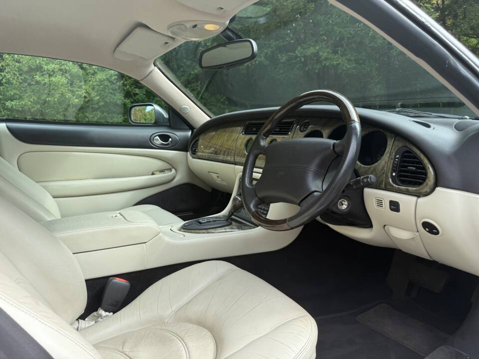Image 14/23 of Jaguar XK8 4.0 (2001)