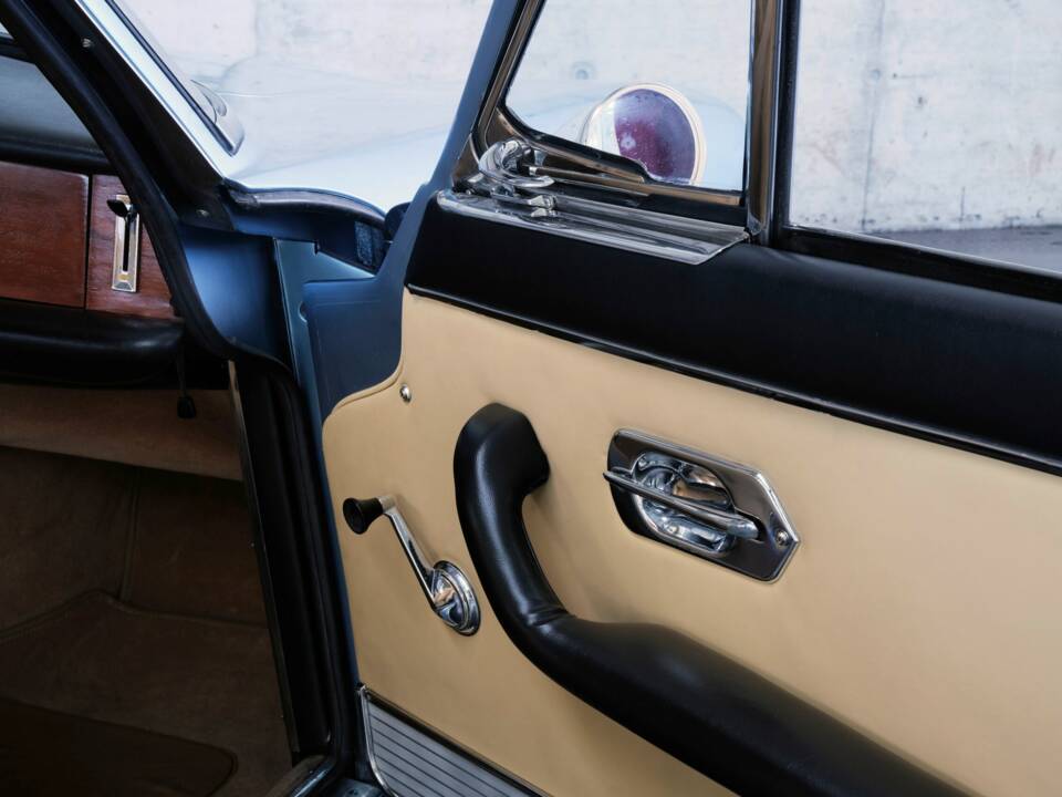 Image 36/50 of Ferrari 330 GT 2+2 (1964)