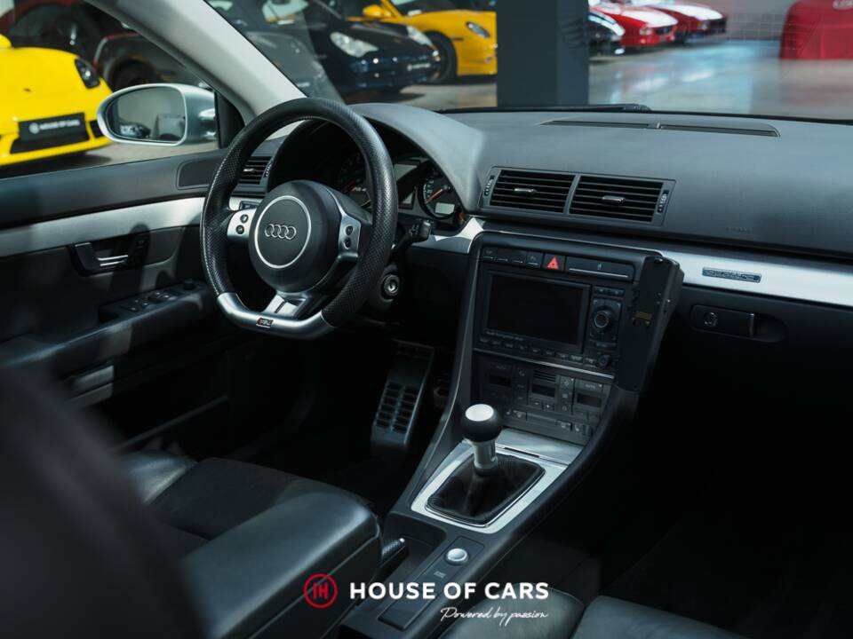 Image 16/22 of Audi RS4 Avant (2007)