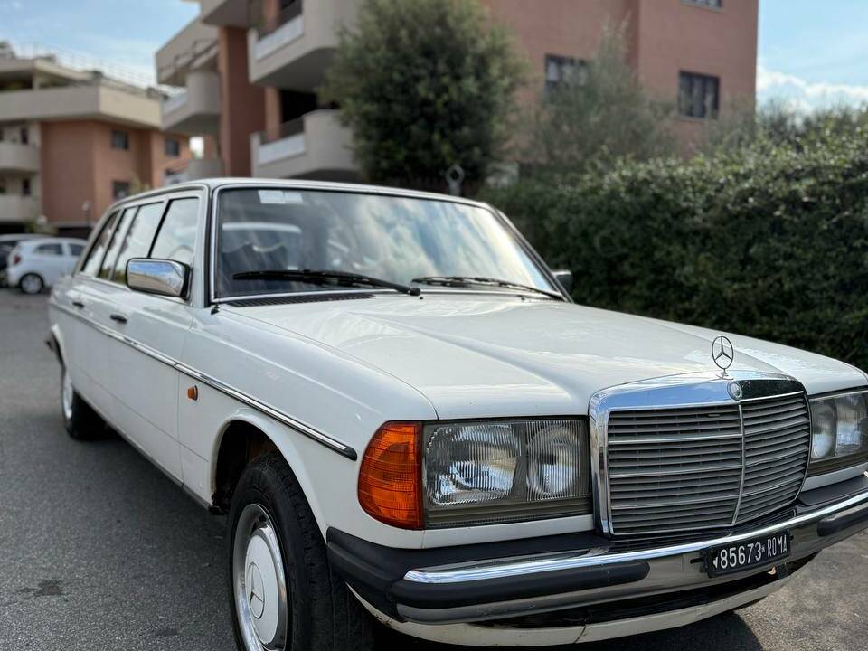 Bild 3/14 von Mercedes-Benz 240 D (1979)