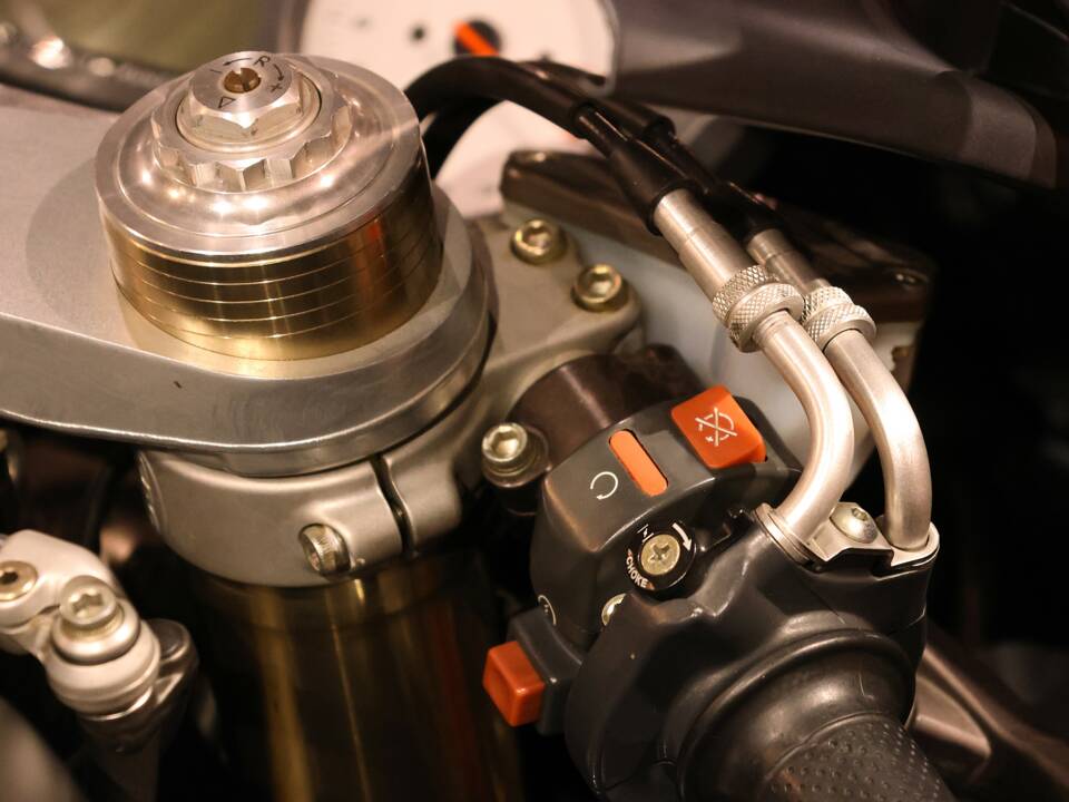 Bild 36/38 von MV Agusta F4 SPR (2003)