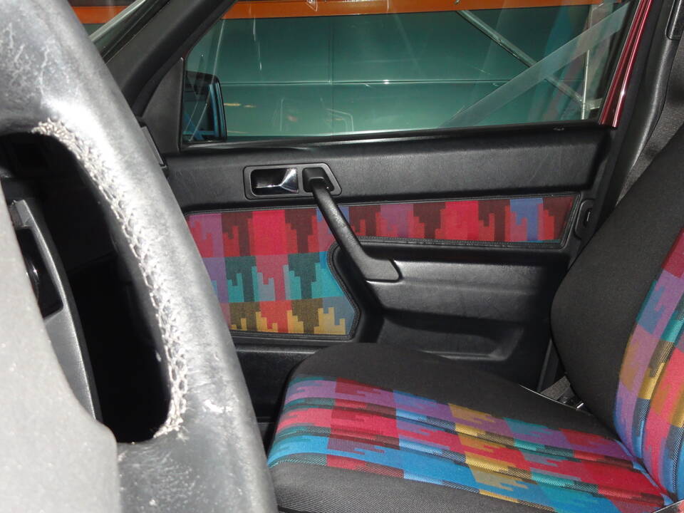 Image 82/137 of Mercedes-Benz 190 E 1.8 Avantgarde &quot;Rosso&quot; (1992)