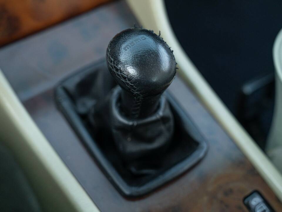Afbeelding 29/50 van Mercedes-Benz 200 CE (1992)