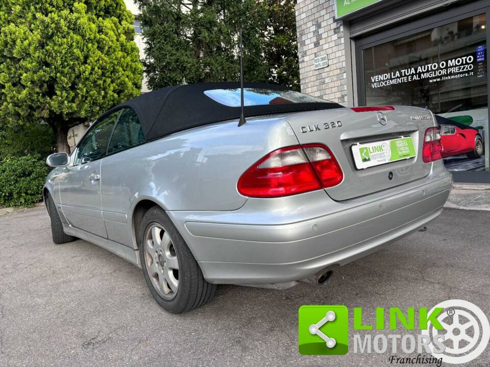 Bild 9/10 von Mercedes-Benz CLK 320 (2000)