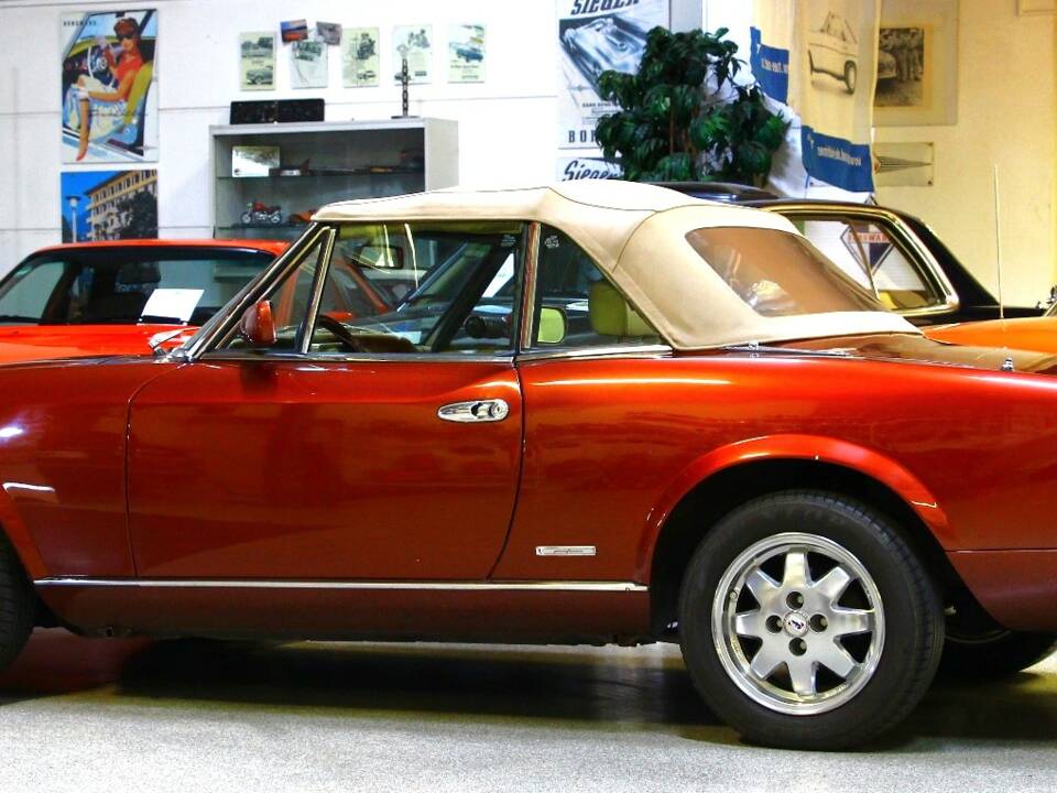 Immagine 8/27 di FIAT Dino Spider (1987)